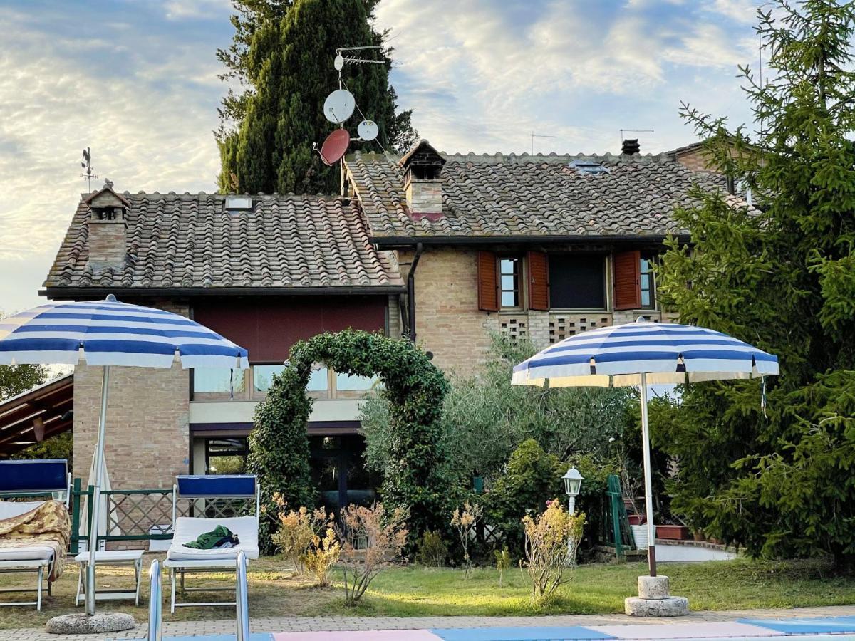 Appartamento Con Piscina E Giardino A Siena Bagian luar foto