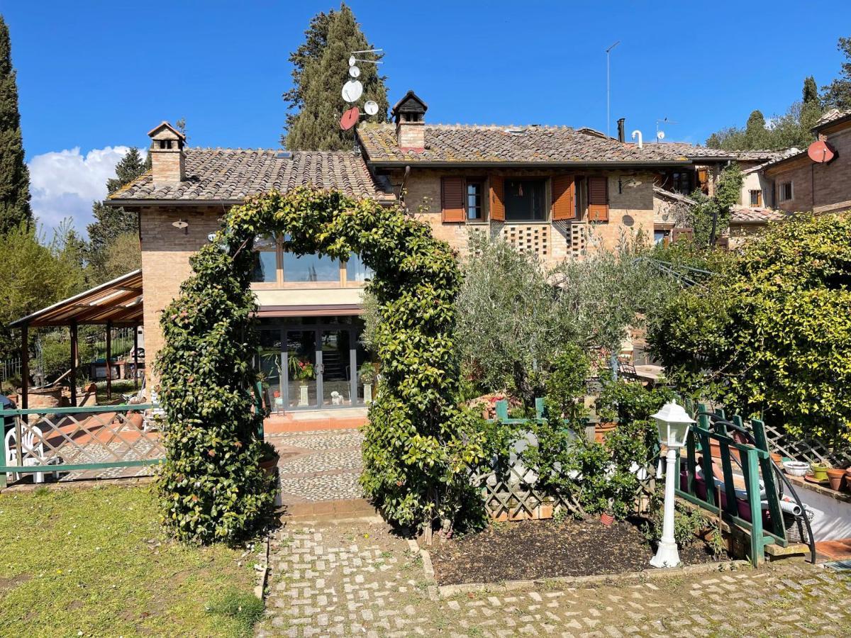Appartamento Con Piscina E Giardino A Siena Bagian luar foto